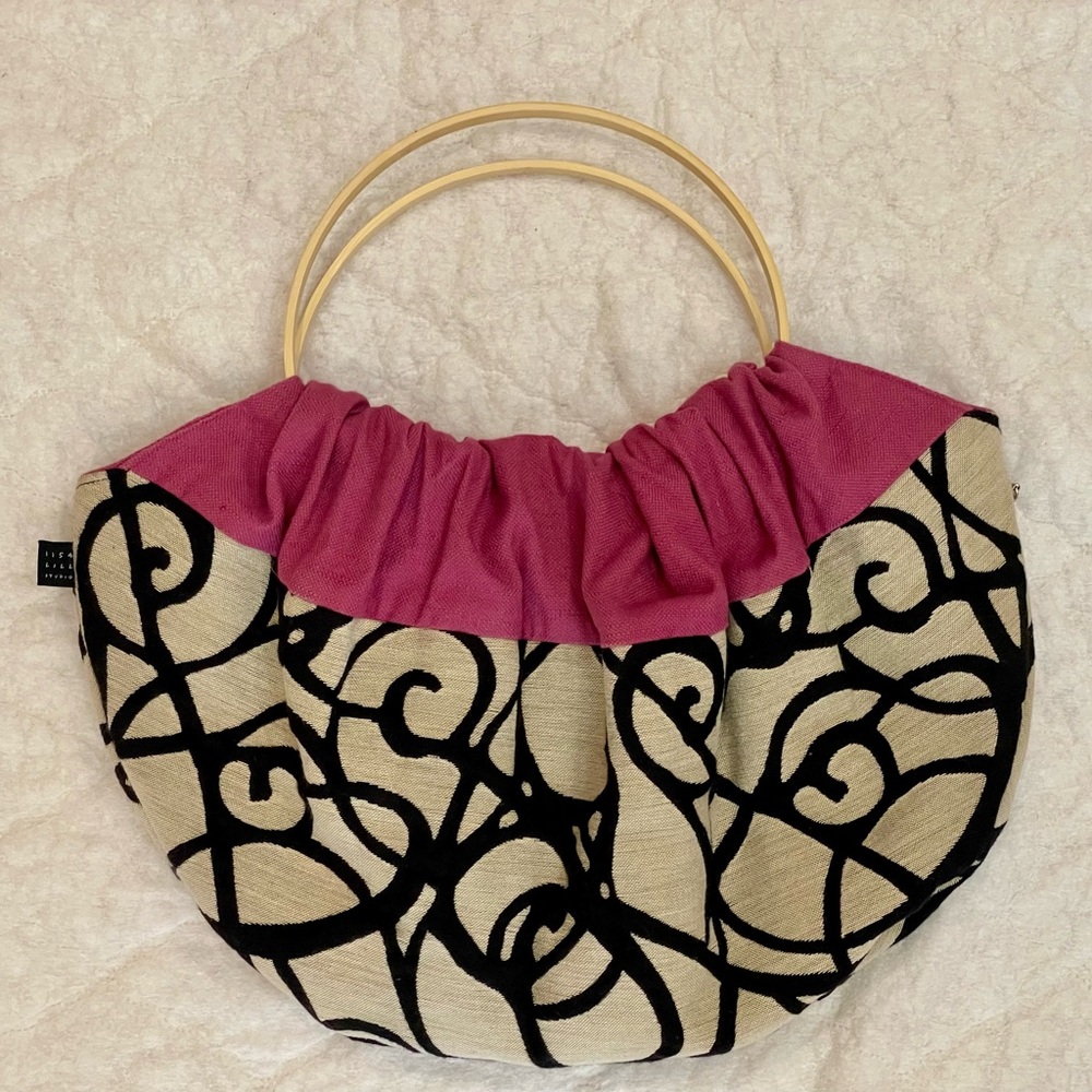 One-of-a-Kind 1154 Lill Studio Handbag Pink & Black Swirl Design w/Wood Handles - Picture 2 of 6